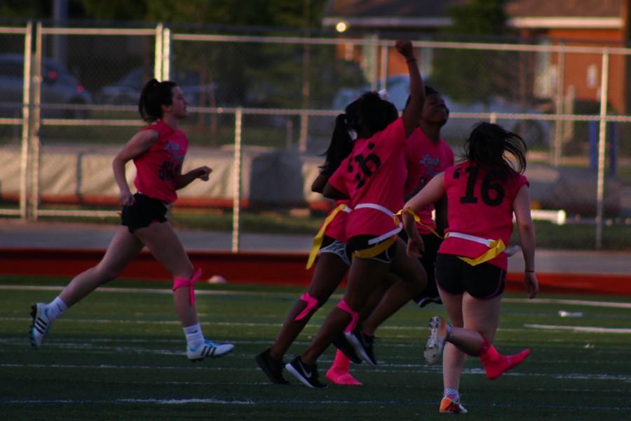 Juniors rush to the field together for the April 20 Powderpuff game.