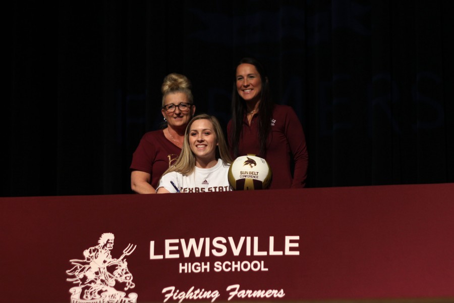 Senior Micah Dinwiddie signs to play volleyball as a freshman at Texas State.