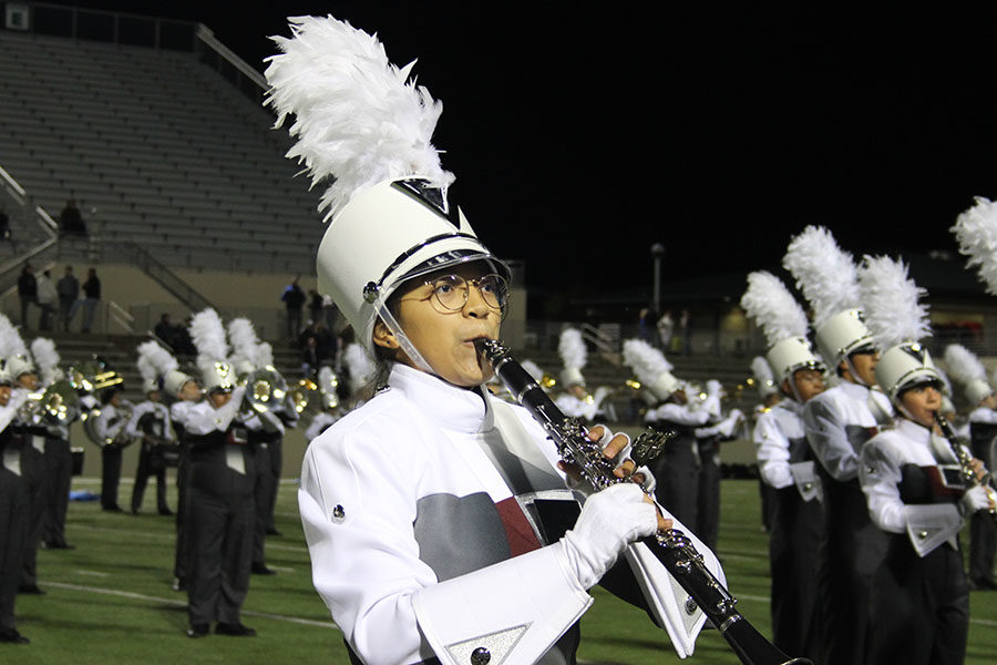 Sophomore Mariana Ortiz plays the clarinet during the bands performance of I Am Water.