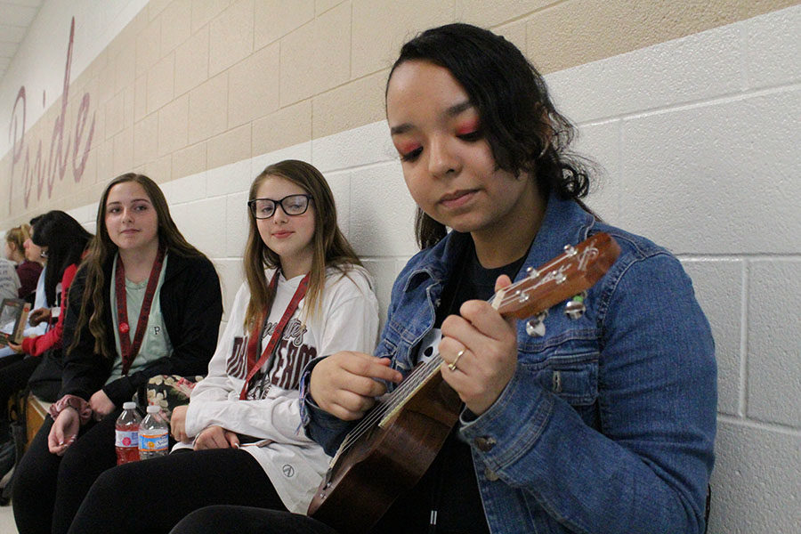 Sophomore Evelyn Alderete plays her ukulele during block lunch on Friday, May 3. 