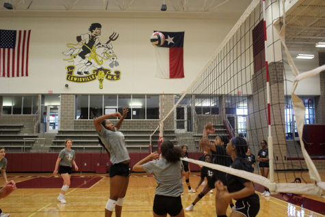 Sophomore Kyra Franklin prepares to spike the ball during first period volleyball practice on Thursday, Oct. 17.