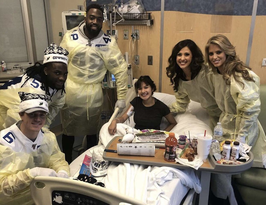 Dallas+Cowboy+football+players+and+cheerleaders+visit+senior+Janexci+Camilo+in+the+hospital+for+Christmas+2019.
