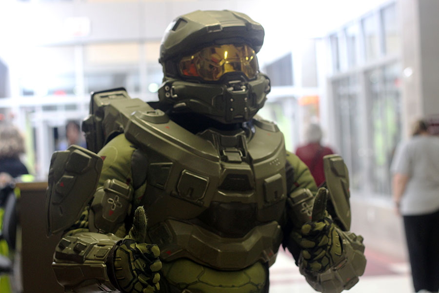 Guy cosplays as Master Chief from Halo. 