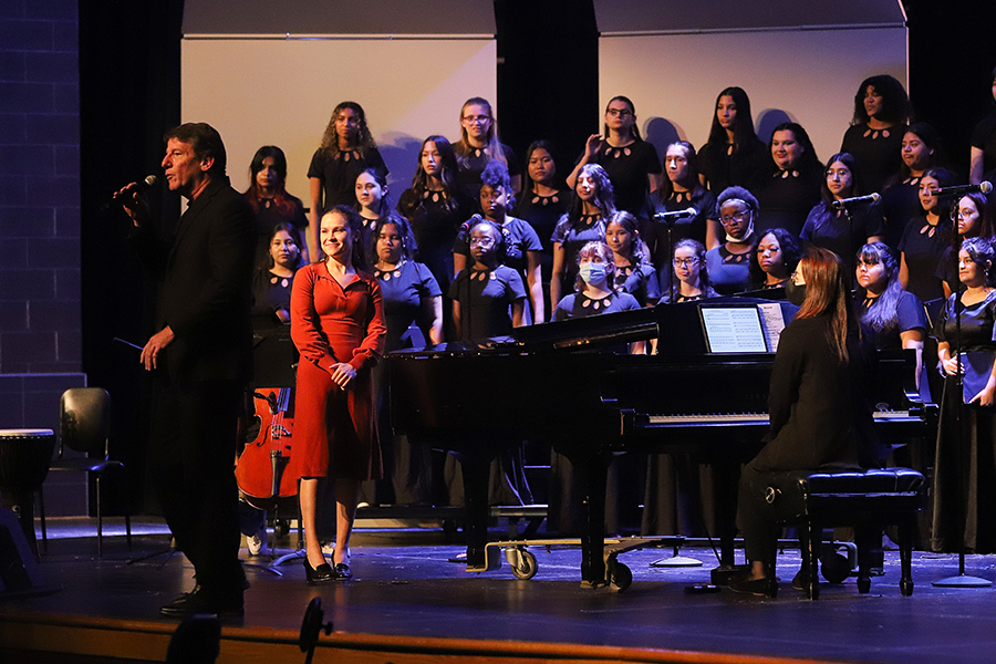 Director Steve DeCrow introduces Cantori to perform at the fall concert last Thursday at 6.