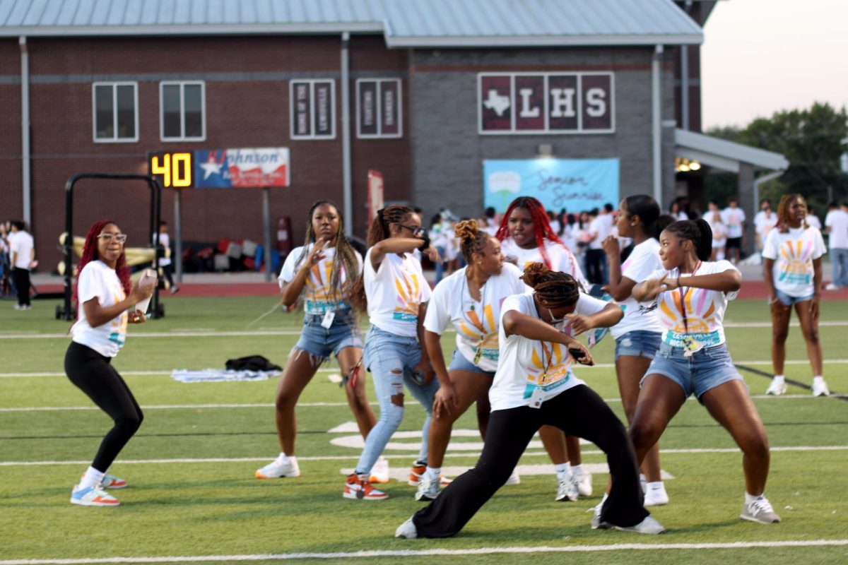 Seniors dance to ummm